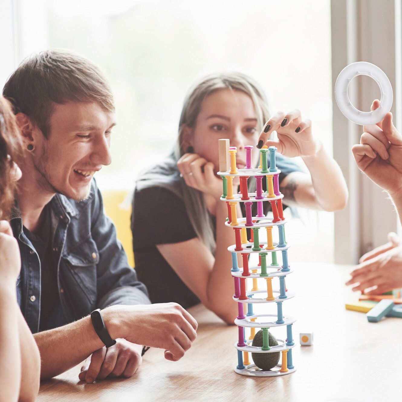 Jeu de société 4 Amis jouant à un jeu de société