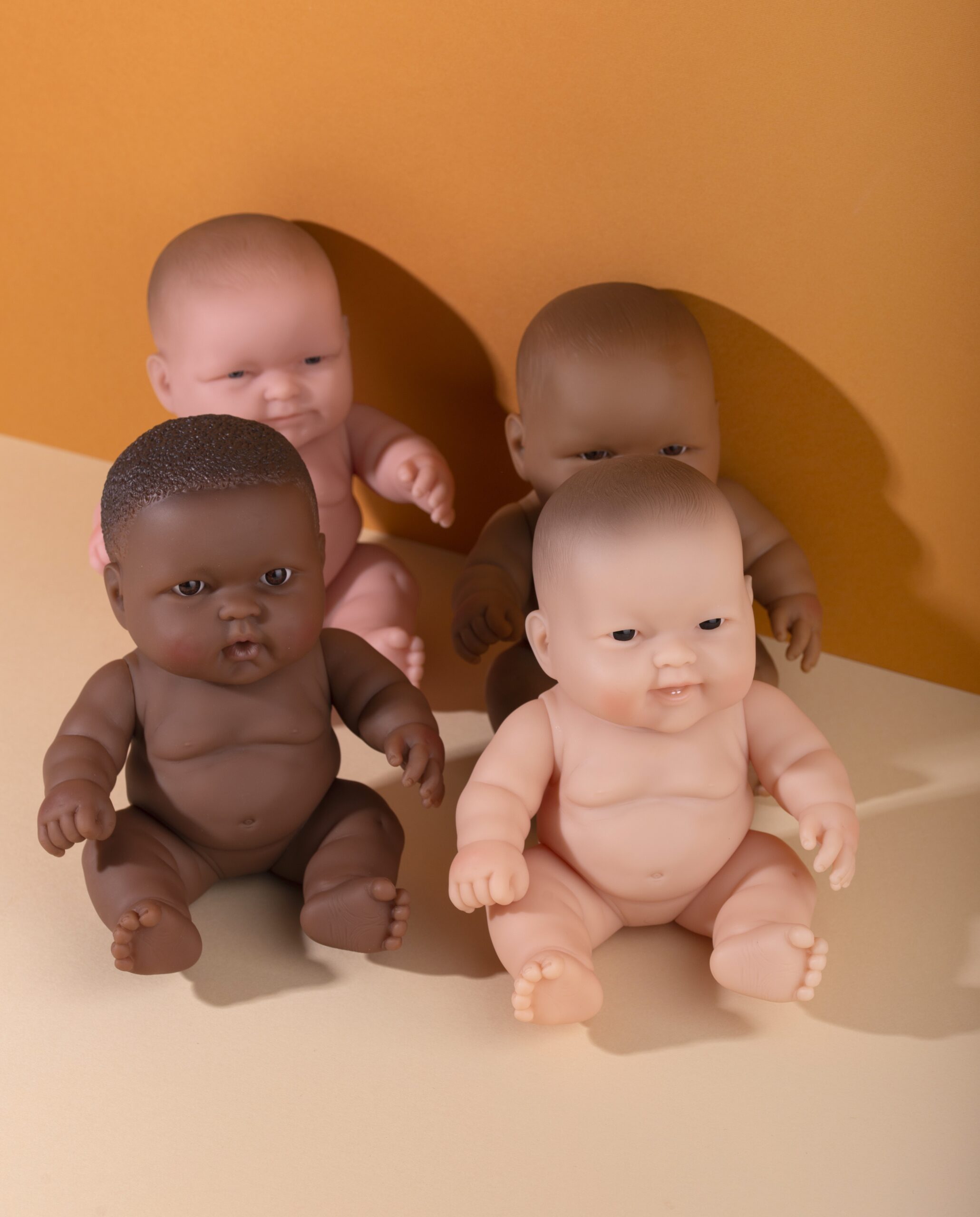 Collection de poupées en plastique Collection de poupées en plastique sur fond orange